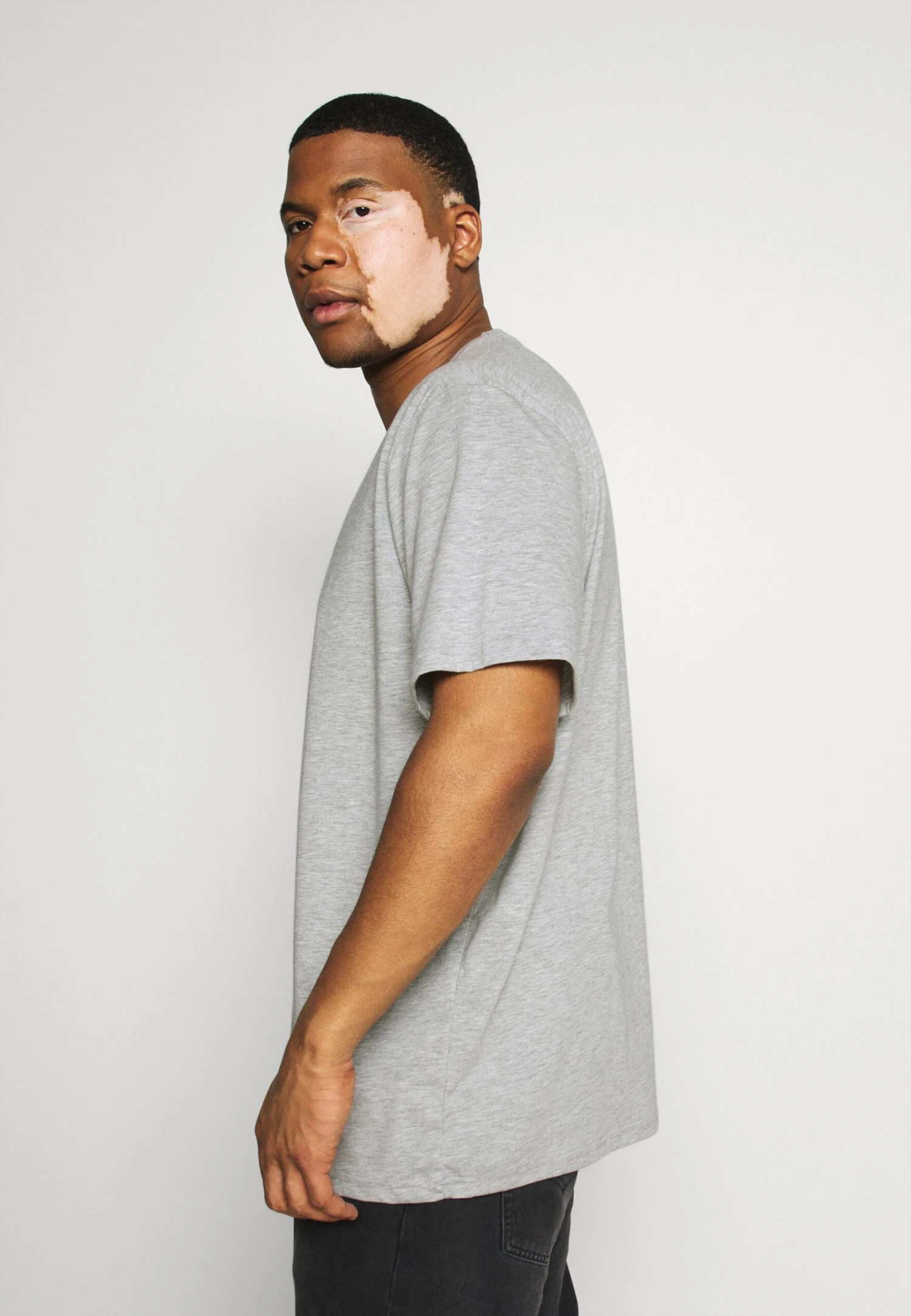 Pier One 5 Pack - Camiseta Básica - Khaki/Grey/Dark Blue 2 Pier One 5 Pack - Camiseta Básica - Khaki/Grey/Dark Blue - Imagen 2