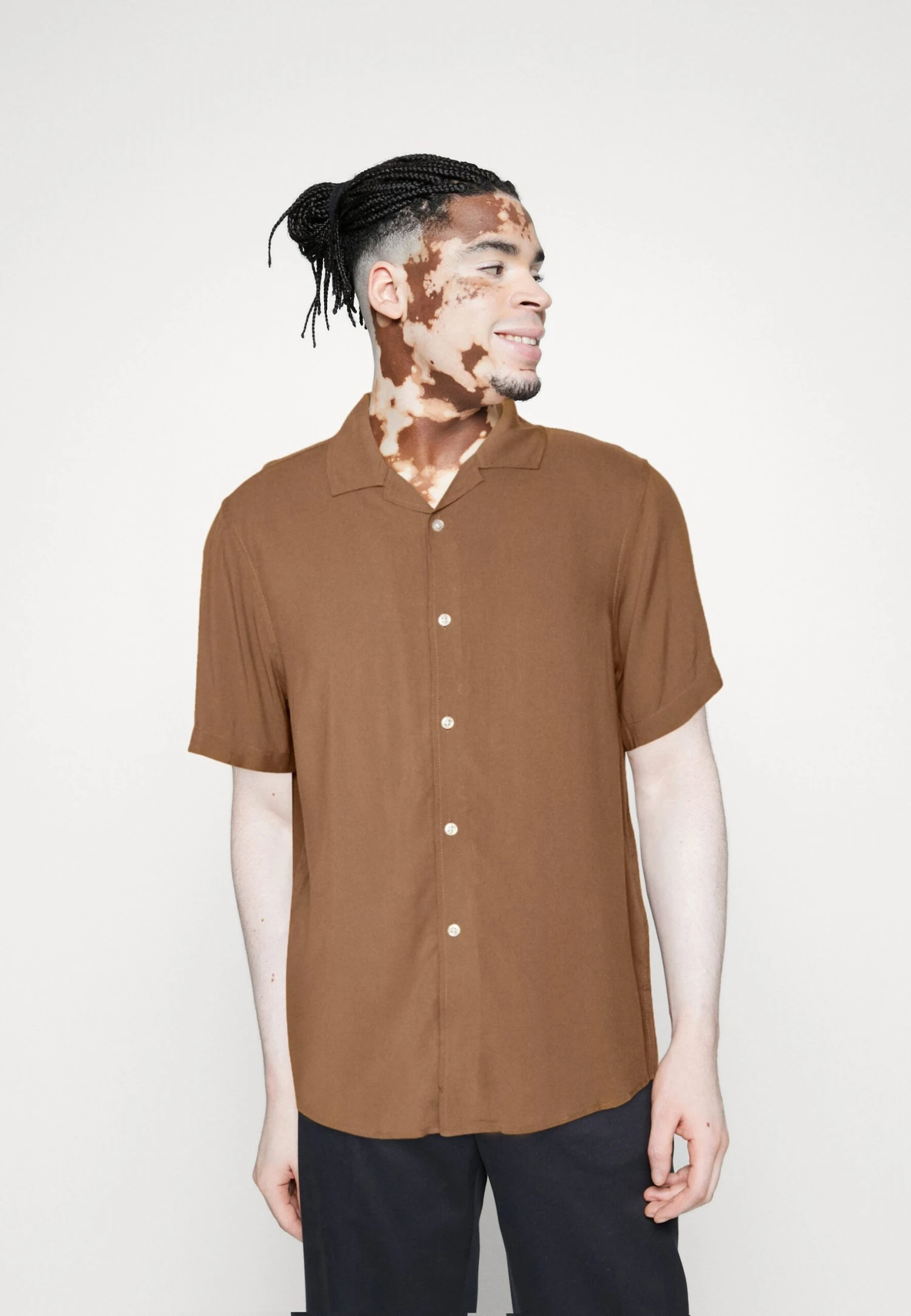 Pier One 3 Pack - Camisa - Beige/Black/White 2 Pier One 3 Pack - Camisa - Beige/Black/White - Imagen 2