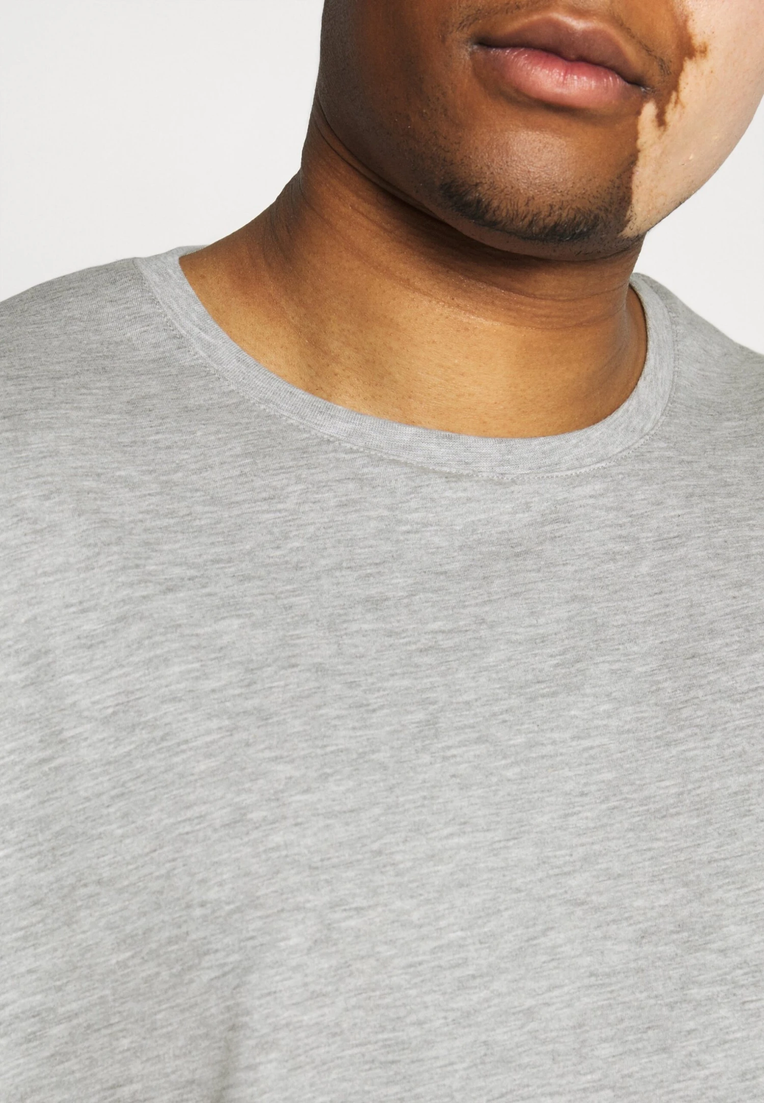 Pier One 5 Pack - Camiseta Básica - Khaki/Grey/Dark Blue 6 Pier One 5 Pack - Camiseta Básica - Khaki/Grey/Dark Blue - Imagen 6