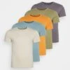 Pier One 5 Pack - Camiseta Básica - Orange/Dark Blue/Green