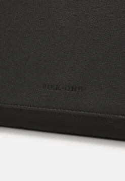 Pier One Big Messenger Bag - Bandolera - Black -Pier One de47914765c748388e7d2adfd44cd119