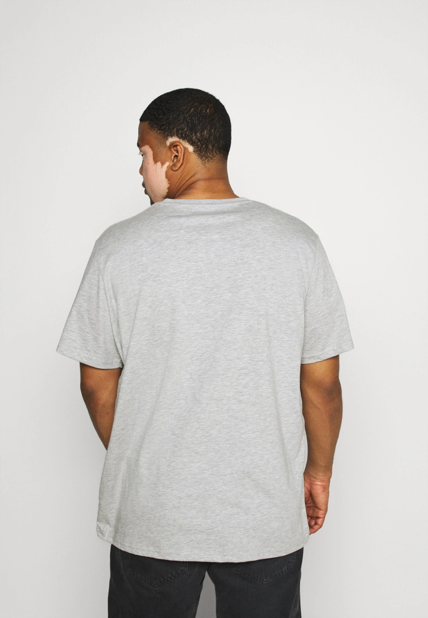 Pier One 5 Pack - Camiseta Básica - Khaki/Grey/Dark Blue 3 Pier One 5 Pack - Camiseta Básica - Khaki/Grey/Dark Blue - Imagen 3