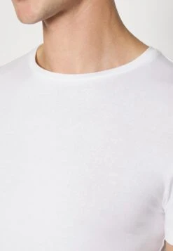 Pier One 3 Pack Muscle Fit- Camiseta Básica - White 9 Pier One 3 Pack Muscle Fit- Camiseta Básica - White -Pier One fbff782df8bd48e785ba49657f6e4762